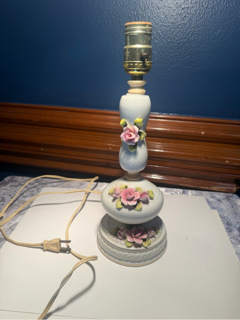 Vintage Italian 3D pink roses and green leaves porcelain table lamp 01